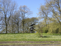 907481 Afbeelding van het bronzen beeldhouwwerk 'De Wachter' van Nic Jonk (1928-1994), in 1976 geplaatst op de heuvel ...